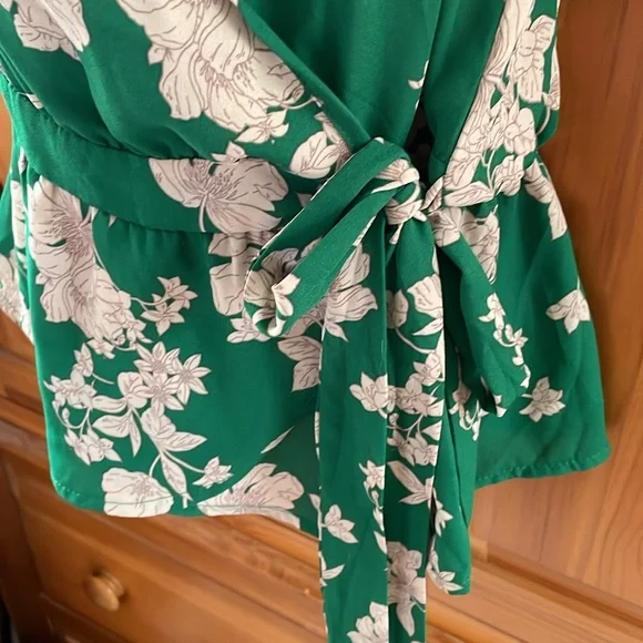 Green Floral Crop Top 💚🌼 - Picture 9 of 11